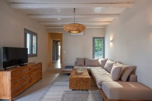 Smart TV y chimenea 
