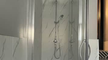 Dusj, hårføner, håndklær og såpe