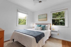 4 bedrooms, iron/ironing board, WiFi, bed sheets - Peaceful Stays and Peaceful Days with ocean views/4 bedrooms and hot tub (Emerald Isle)