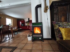 Televisor intel·ligent, llar de foc, llibres i impressores 