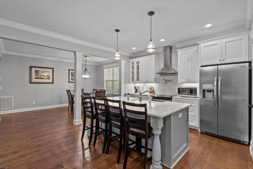 Pinehurst #6 Spacious 4 Bedroom Farmhouse with fast Wifi & Huge Deck w/Fireplace