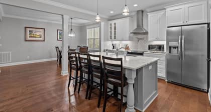 Pinehurst #6 Spacious 4 Bedroom Farmhouse with fast Wifi & Huge Deck w/Fireplace