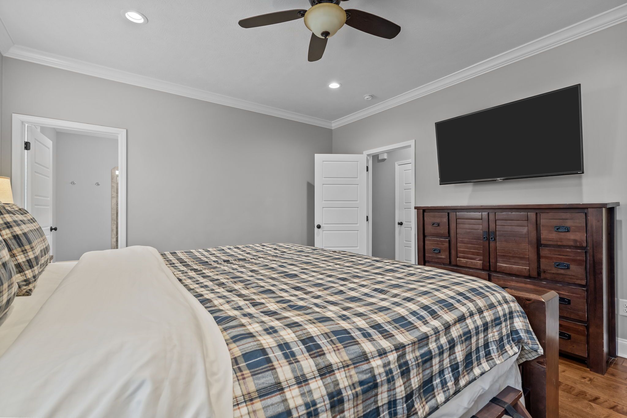 4 bedrooms, iron/ironing board, free WiFi, bed sheets