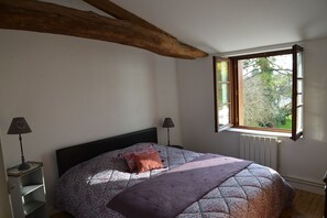 Silitysrauta/-lauta, Wi-Fi, vuodevaatteet