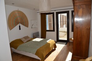 34 chambres, fer et planche à repasser, Wi-Fi, draps fournis