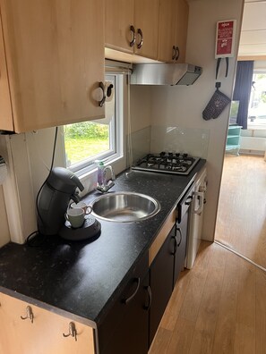 Private kitchen - Kijkduin Beach Lodge With Indoor Pool (The Hague)