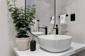 Dusche, Haartrockner, Seife, Toilettenpapier