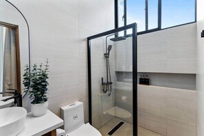 Douche, sèche-cheveux, savon, papier toilette