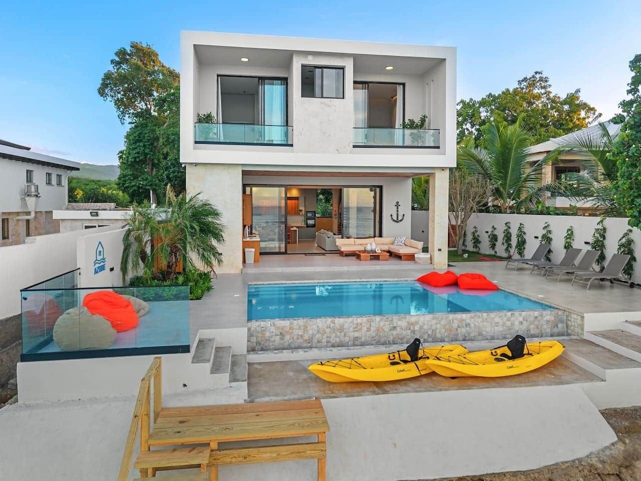 Una piscina al aire libre