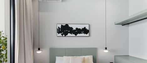 5 bedrooms, iron/ironing board, WiFi, bed sheets