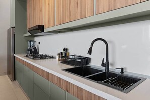 Réfrigérateur, four à micro-ondes, un four, surface de cuisson