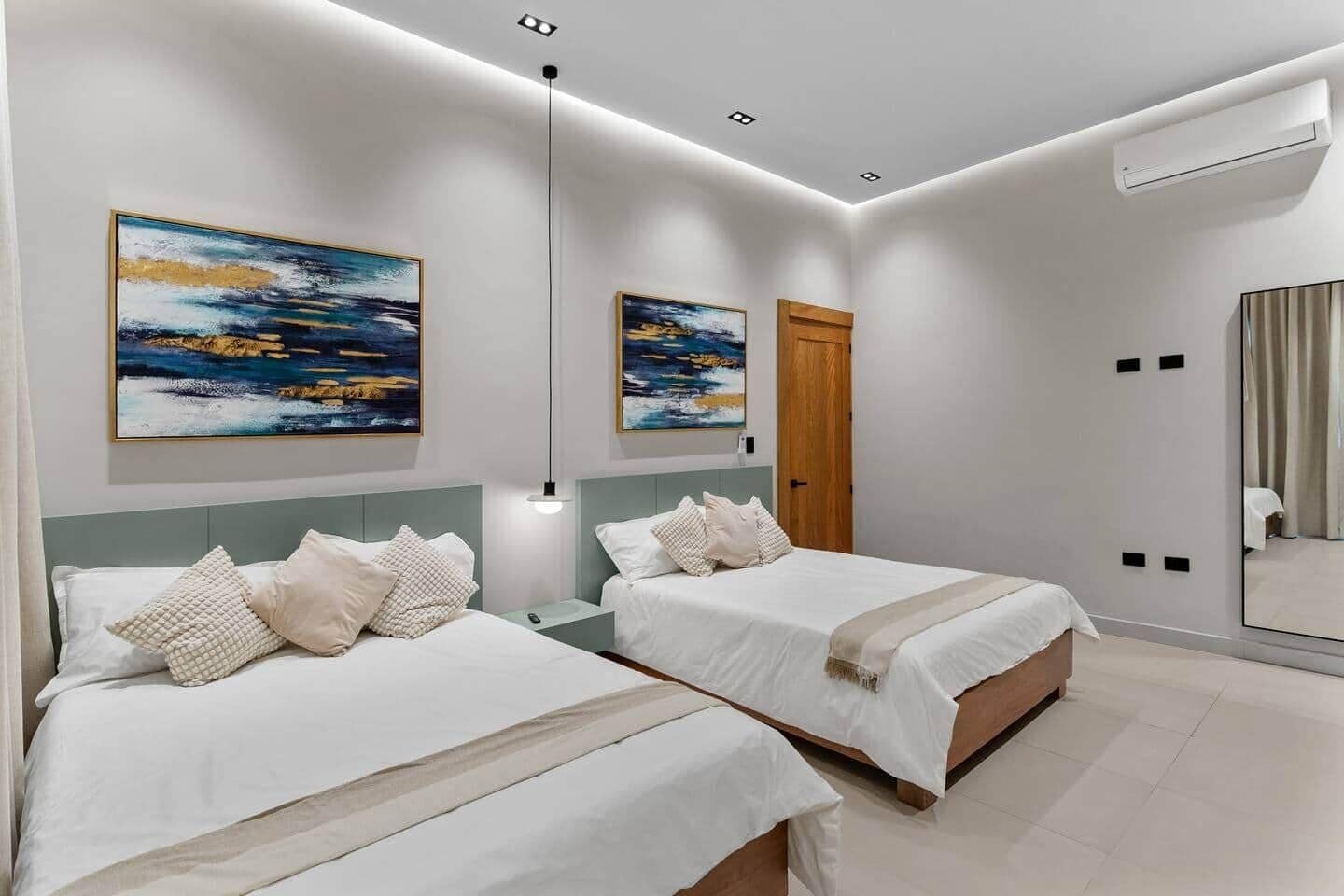 5 bedrooms, iron/ironing board, WiFi, bed sheets