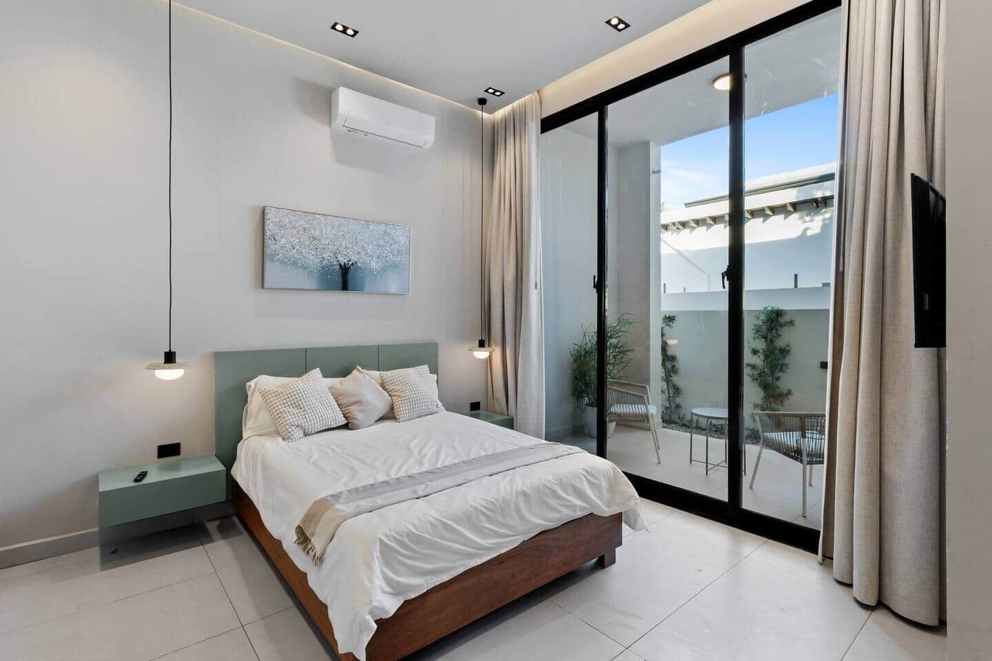 5 habitaciones, tabla de planchar con plancha, wifi y ropa de cama 