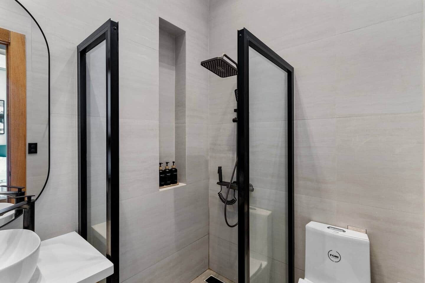 Douche, sèche-cheveux, savon, papier toilette