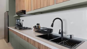 Frigorifero, microonde, forno, piano cottura