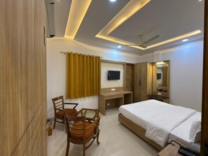 Deluxe Double Room | In-room safe, free WiFi - Hotel Silver Bricks (Amritsar)