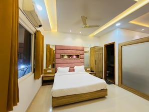 Luxury Suite, Balcony, Park View | Select Comfort beds, in-room safe, desk, free WiFi - Hotel Silver Bricks (Amritsar)