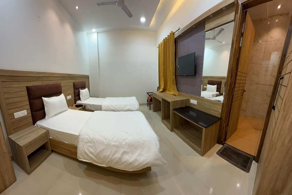 Comfort Twin Room, Multiple Beds, Non Smoking, Private Bathroom | In-room safe, free WiFi