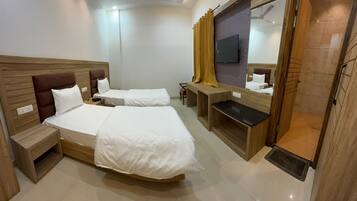 Comfort Twin Room, Multiple Beds, Non Smoking, Private Bathroom | Select Comfort beds, in-room safe, desk, free WiFi