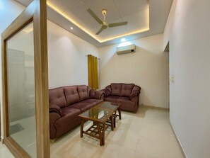 Luksussviitti, parveke, näköala puistoon | Select Comfort -patjalliset sängyt, tallelokero huoneessa, työpöytä