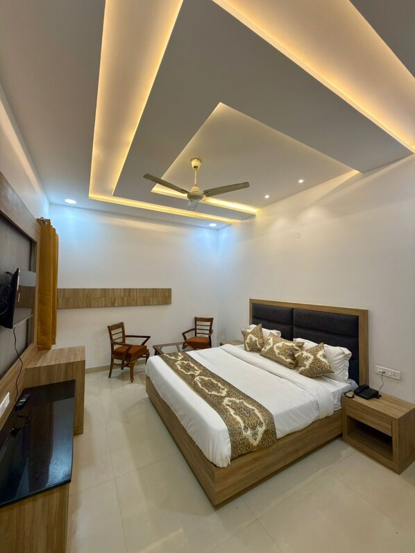 Deluxe Double Room | In-room safe, free WiFi - Hotel Silver Bricks (Amritsar)