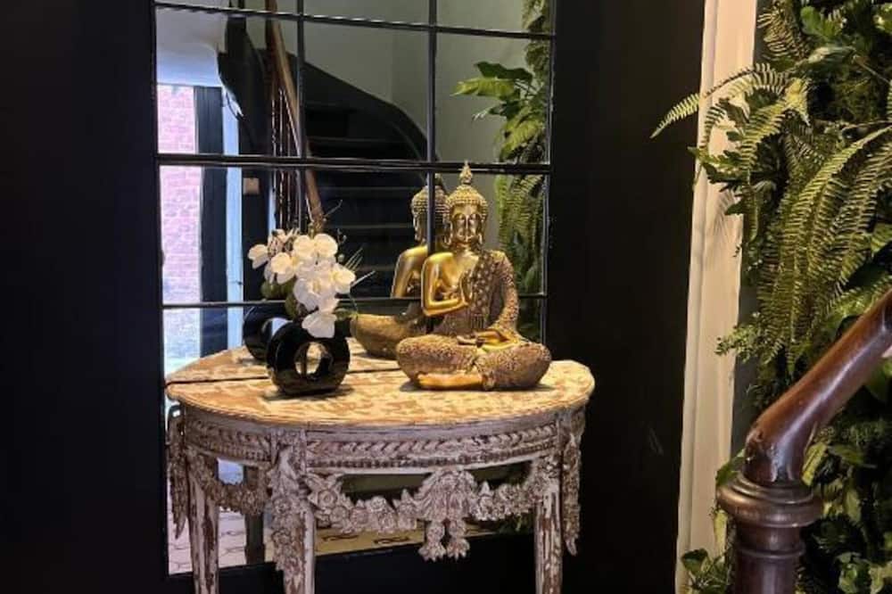 The Jade - Elegant Apartment With Balcony