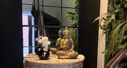 The Jade - Elegant Apartment With Balcony