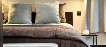 The Jade - Elegant Apartment With Balcony