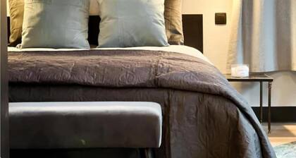 The Jade - Elegant Apartment With Balcony