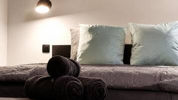 1 bedroom, bed sheets