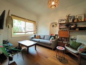 Living area - House with pretty garden not overlooked (Sète)