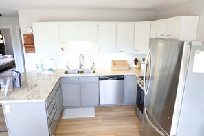 Microwave, oven, stovetop, dishwasher - Hike in Hike Out at Black Bear View (Silverthorne)