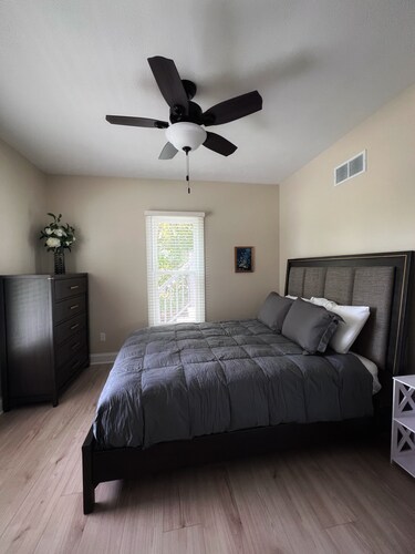 Amazing 6-bedroom house with spacious yard .3 miles from ND campus