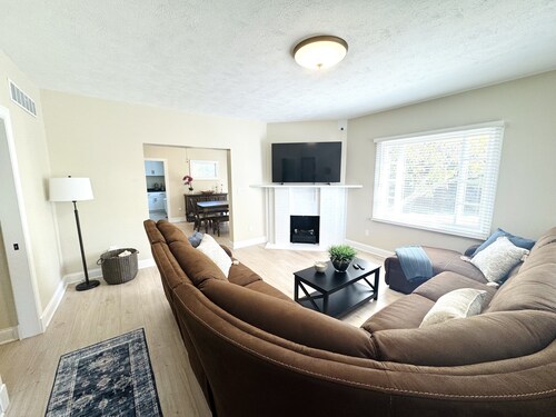 Amazing 6-bedroom house with spacious yard .3 miles from ND campus