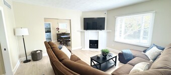 Amazing 6-bedroom house with spacious yard .3 miles from ND campus