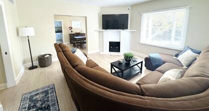 Amazing 6-bedroom house with spacious yard .3 miles from ND campus