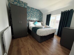 3 quartos, ferros/tábuas de passar roupa, Wi-Fi, roupa de cama