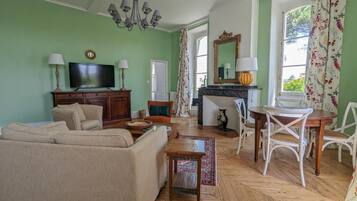 Luxury Suite, Garden View | Living area