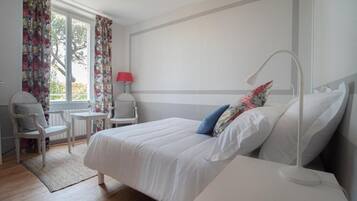 Standaard tweepersoonskamer, uitzicht op tuin | Een kluis op de kamer, geluiddichte muren, een strijkplank/strijkijzer