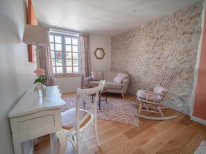 Suite Junior, vue sur la cour intérieure | Aire de séjour | Téléviseur