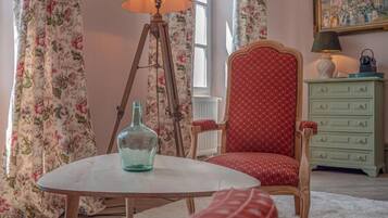 Deluxe Double Room, Courtyard View | Interior