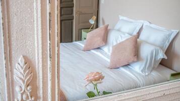 In-room safe, soundproofing, iron/ironing board, free WiFi