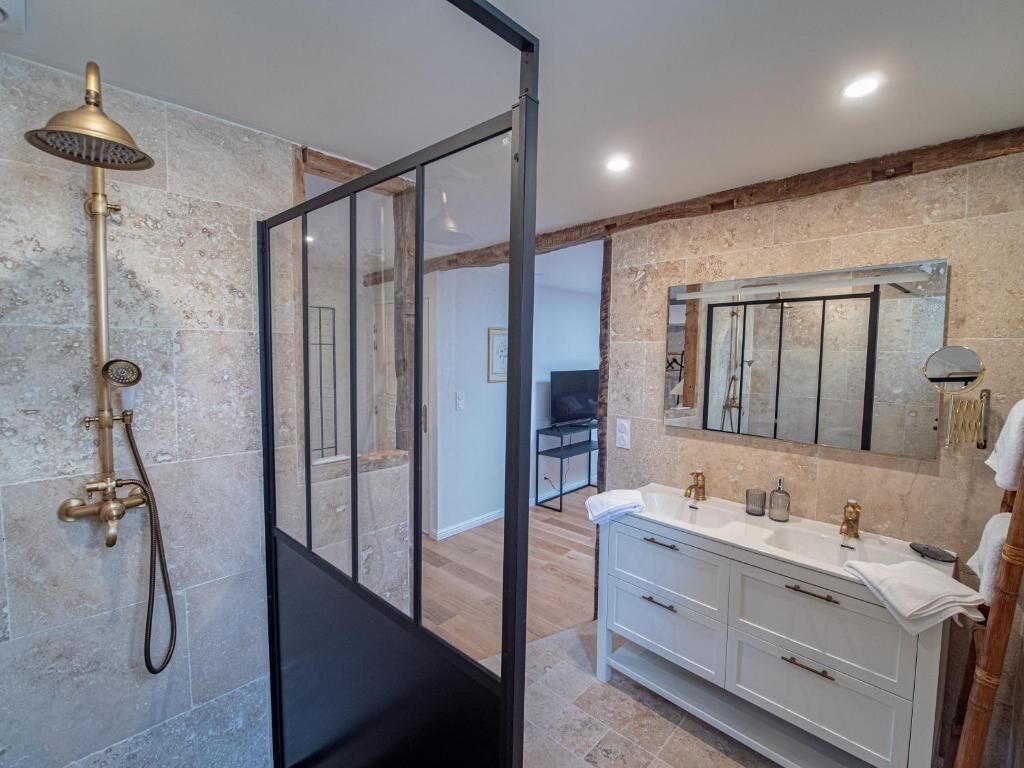 Junior Suite, Courtyard View | Bathroom