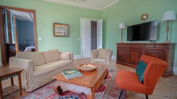 Luxury Suite, Garden View | Living area