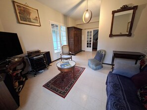 TV, fireplace, DVD player, books - Family estate between vineyards and forest (Blauzac)