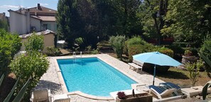Outdoor pool - Family estate between vineyards and forest (Blauzac)