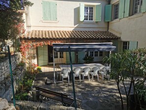 Outdoor dining - Family estate between vineyards and forest (Blauzac)