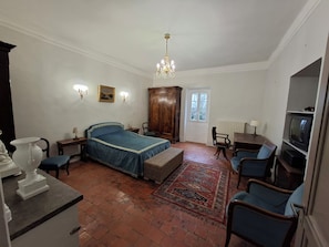 4 Schlafzimmer, Schreibtisch, Bügeleisen/Bügelbrett, Reisekinderbett