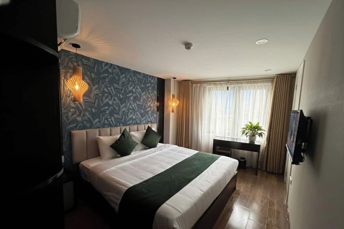 Chambre de base double, balcon, vue sur la ville | AccĂšs au Wi-Fi (inclus)