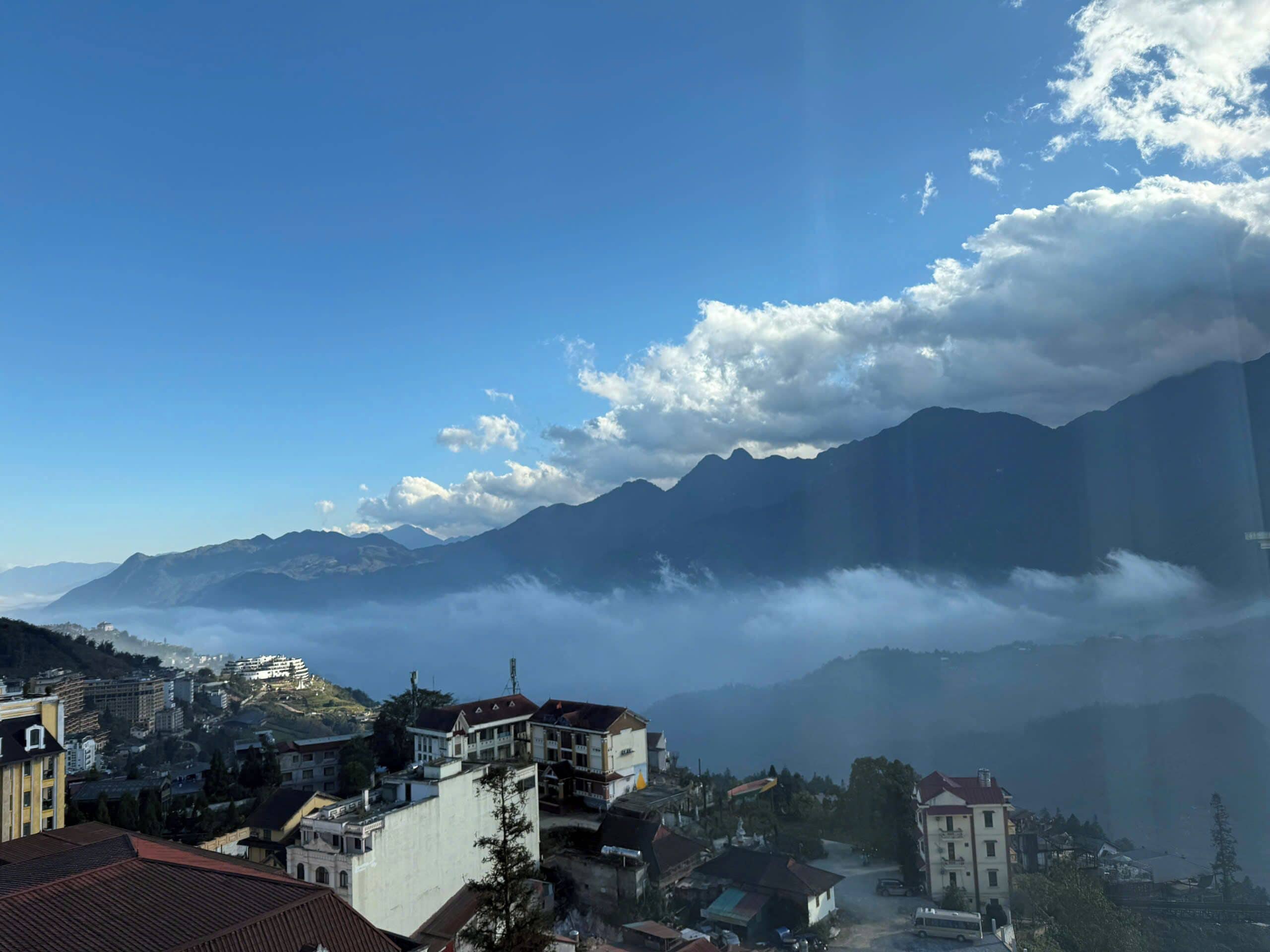 Paesaggio montuoso con edifici in primo piano.